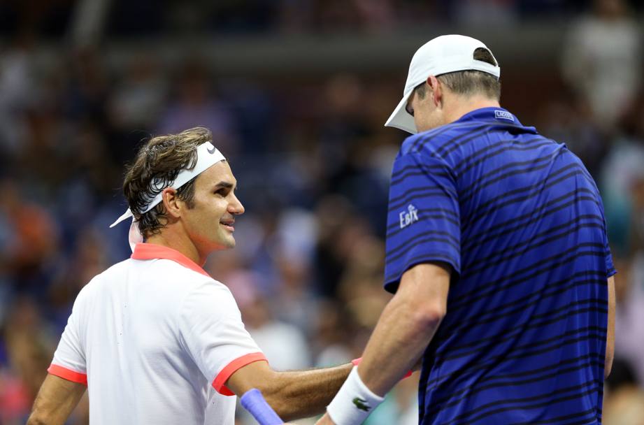 Il gigante Isner si congratula con Roger Federer che lo ha appena sconfitto in un match equilibratissimo. Risultato: 7-6 7-6 7-5 per lo svizzero (Reuters)